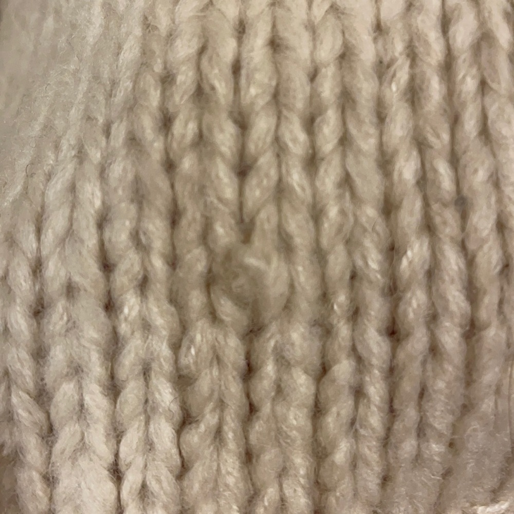 Women’s knitted poncho with fringe - Picture 3 of 4